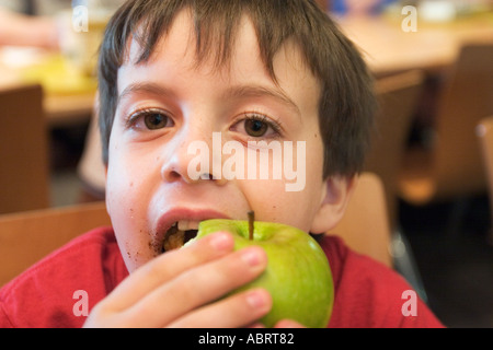 Washington DC Joey West 6 isst einen Apfel Stockfoto