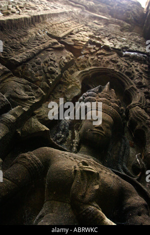 Eine Apsara schaut aus den Ruinen der Tempel Ta Prohm in Angkor, Kambodscha. Stockfoto