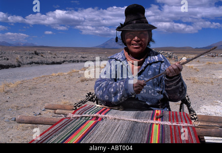 Ein Quechua sprechenden peruanischen Weber an ihrem Webstuhl in den Colca Tal auf dem Weg von Arequipa nach Chivay Peru Südamerika Stockfoto