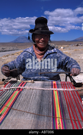 Ein Quechua sprechenden peruanischen Weber an ihrem Webstuhl in den Colca Tal auf dem Weg von Arequipa nach Chivay Peru Südamerika Stockfoto