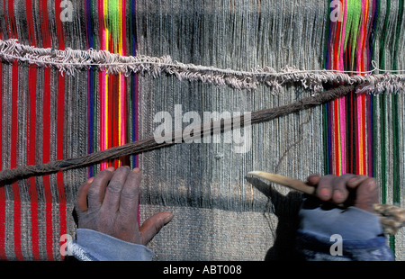 Peruanische Weber an ihrem Webstuhl in den Colca Tal Großaufnahme des Webens auf dem Weg von Arequipa nach Chivay Peru S Amerika Stockfoto