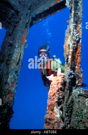 SPORT Tauchen weibliche Taucher in versunkenen Wrack Stockfoto