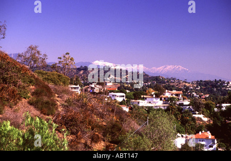 Ansicht von East Los Angeles von Griffith Observatory mit Schnee bedeckt San Gabriel Mountains im Blick Stockfoto