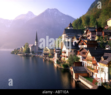 AT - Oberösterreich: Hallstatt Stadt und Hallstättersee Stockfoto