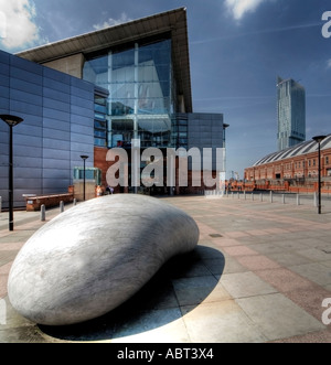 Bridgewater Hall mit dem Beetham Hilton Tower im Hintergrund Manchester UK Stockfoto