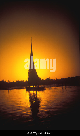 Ägypten-Nil Feluke Segeln bei Sonnenuntergang Stockfoto