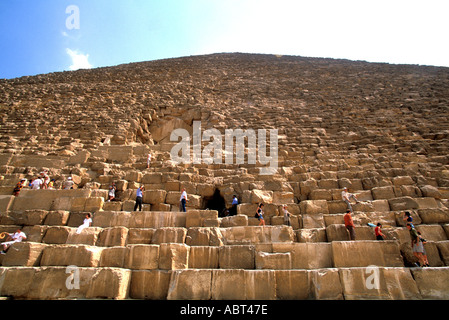 Ägypten-Gizeh-Touristen auf Blöcke der großen Pyramide Stockfoto