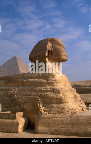 Ägypten-Gizeh-Sphinx mit großen Pyramide hinter vertikalen Wahrzeichen Stockfoto