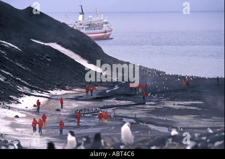 Antarktis Täuschung Inseltouristen unter den Kinnriemen Pinguine Stockfoto