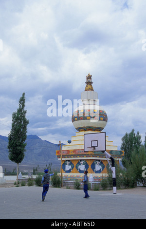 Spielen Sie Basketball an der tibetischen Flüchtlinge School in Choglamasar Ladakh Indien Stockfoto