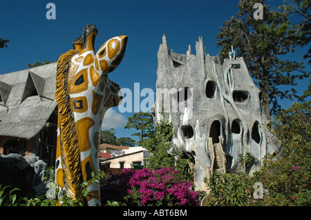 Eine Giraffe blickt auf Architekten und Künstler hängen Viet Nga Crazy House in Dalat im südlichen Hochland von Vietnam. Stockfoto