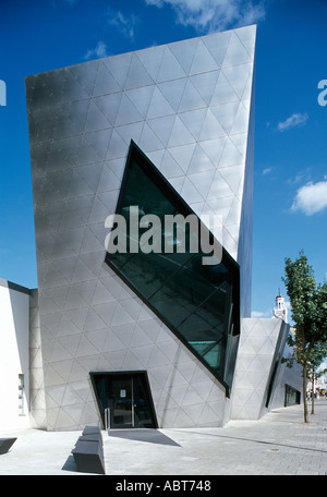 Das Orion-Gebäude, London Metropolitan University Post Graduate Centre, 2003. Eingangsfassade. Architekt: Daniel Libeskind Stockfoto