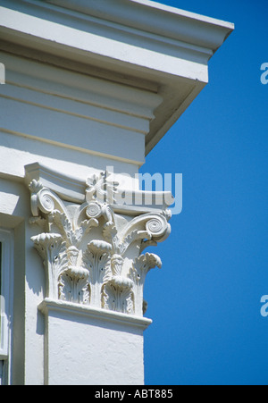 Traditionellen architektonischen Details. Korinthische Kapitell und Gesims. Stockfoto