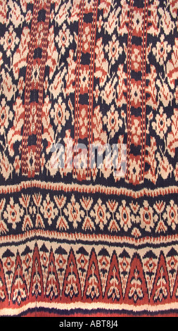 Detail von floralen und geometrischen Motiven auf einem Sumbanesen Hinggi Ikat gemusterte Textilien Sumba Nusa Tengarra Indonesien Stockfoto