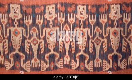 Detail von anthropomorphen Motiven auf einem Sumbanesen Hinggi Ikat gemusterte Textilien Sumba Nusa Tengarra Indonesien Stockfoto