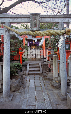 Einen kleinen städtischen Tempel am Tatsumibashi im Zentrum von Kyoto Japan Stockfoto