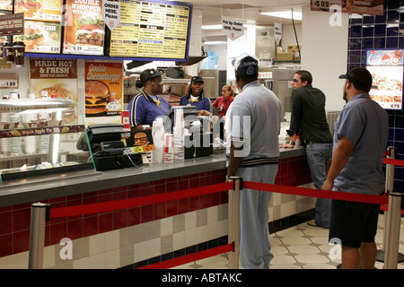 Florida, Miami Airport, Burger King, Restaurantkunden, Schnellimbiss an der Theke, schwarze Frau, weibliche Frauen, Mann, Männer, Arbeiter Stockfoto