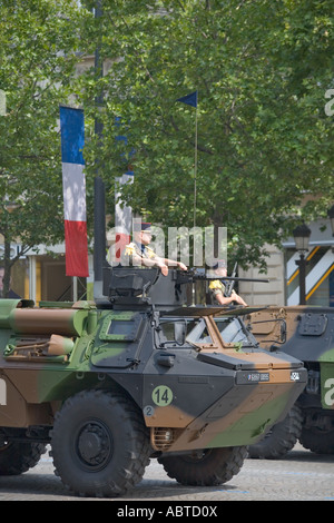 Soldat in einem gepanzerten Amphibienfahrzeug Bastille Day Parade 2007 Paris Stockfoto