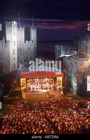 Leistung von der Welsh National Opera Caernarfon Castle Nord-West-Wales Stockfoto