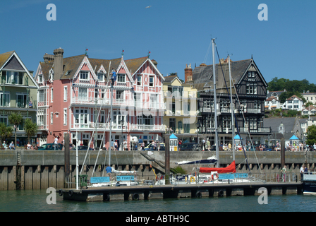 Yachten ankern am kleinen Jachthafen mit Böschung an der Dartmouth Devon England Vereinigtes Königreich Großbritannien Stockfoto