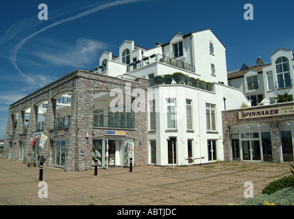 Geschäfte, Restaurant und Unterkunft in der Nähe von Brixham Marina Devon England Vereinigtes Königreich UK Stockfoto