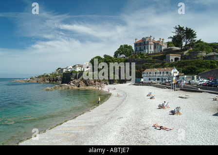 Sandy Beach Geschäfte Restaurant und Unterkunft in der Nähe von Brixham Marina Devon England Vereinigtes Königreich UK Stockfoto