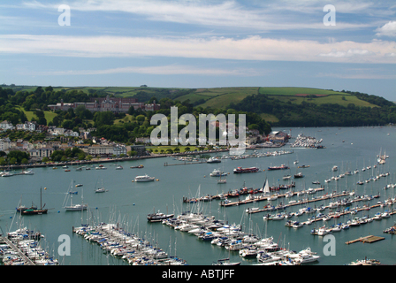 Marina am Kingswear mit Brittania Royal Naval College Dartmouth auf Hügel im Hintergrund Devon England Vereinigtes Königreich UK Stockfoto