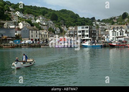 Die Fischerei Hafen Stadt von West Looe mit Fischerbooten und kleinen Fähre Boot Cornwall England Vereinigtes Königreich UK Stockfoto