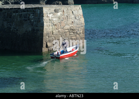 Fischer im Boot verlassen Mullion Hafen auf Reise nach Meer Cornwall England Vereinigtes Königreich UK Stockfoto