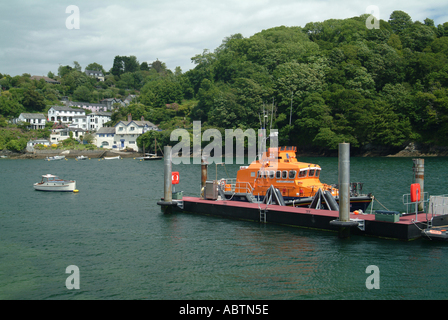 Fowey Rettungsboot mit Bodinnick im Hintergrund Cornwall England Vereinigtes Königreich UK Stockfoto