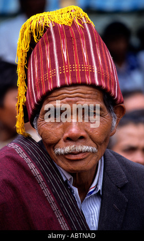 Pak PAK - Karo Gruppe Bischof Priester Christian, katholisch, Religion, feiern Messe, Batak Tribe Lake Toba, Sumatra, Indonesien Stockfoto