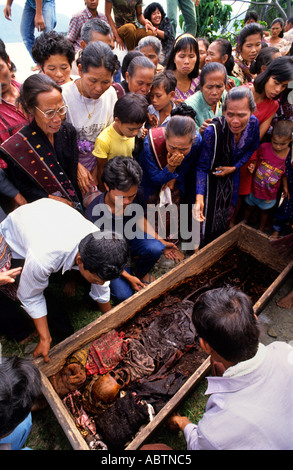 Wiederbestattung von Großmuttern in Samosir Toba Batak (Toba, Karo, Simalungun, Pak Pak, Mandailing, Angkola) Batak Stämme, Toba See, Sumatra, Indonesien) Stockfoto