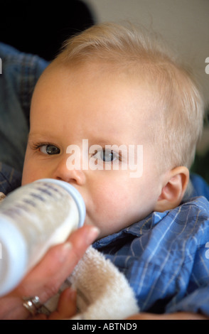 Kleinkind Milch aus der Flasche trinken Stockfoto
