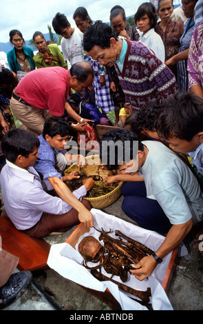 Wiederbestattung von Großmuttern in Samosir Toba Batak (Toba, Karo, Simalungun, Pak Pak, Mandailing, Angkola) Batak Stämme, Toba See, Sumatra, Indonesien) Stockfoto