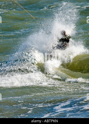 MÄNNLICHE KITE SURFER HOVE SUSSEX UK GROßBRITANNIEN BRITISCHE INSELN Stockfoto