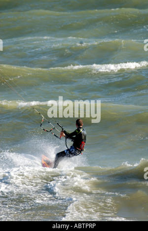 MÄNNLICHE KITE SURFER HOVE SUSSEX UK GROßBRITANNIEN BRITISCHE INSELN Stockfoto