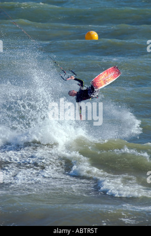 MÄNNLICHE KITE SURFER HOVE SUSSEX UK GROßBRITANNIEN BRITISCHE INSELN Stockfoto