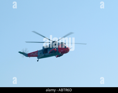 Royal Navy Sea King Air Sea Rescue Heli auf Übung über St Ives Cornwall Stockfoto