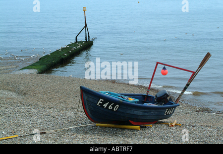 Angelboot/Fischerboot gestrandet bei Sidmouth Devon England Vereinigtes Königreich UK Stockfoto