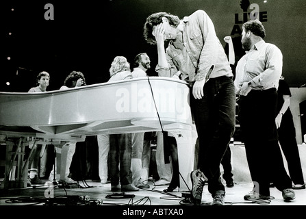 Bob Geldof in den letzten Momenten des Live-Aid, auf der Bühne im Wembley-Stadion, erleichtert die Riesenevent ist vorbei. Stockfoto