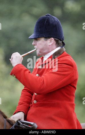 John Holliday von Ledbury Hunt in Gloucestershire UK bläst ein Jagdhorn Stockfoto