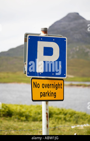 Parkplatz Schild mit No Overnight Parking Warnung, Assynt, Sutherland, Schottland Stockfoto