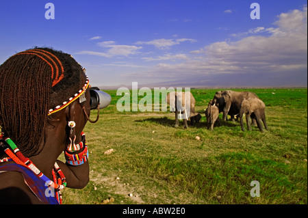 Maasai Leute Maasai Guide im Fahrzeug Blick auf Elefanten Modell veröffentlicht in der Nähe von Amboseli-Nationalpark Kenia Stockfoto