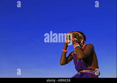 Maasai Leute Maasai Führer auf der Suche nach Tieren in den Park Modell freigegeben Amboseli-Nationalpark Kenia Stockfoto