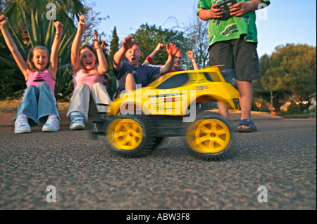 Kinder spielen mit Radio gesteuerten Auto Modell veröffentlicht Stockfoto