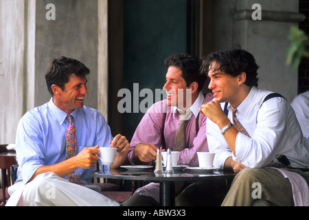 Attraktive Geschäftsleute und Freunde in ihren 20ern und 30ern entspannen und Kaffee in einem café Stockfoto