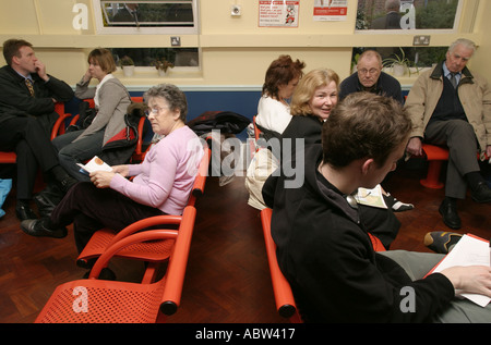 Patienten im Wartezimmer eines Krankenhauses, Whipps Cross Hospital, London, UK. Stockfoto