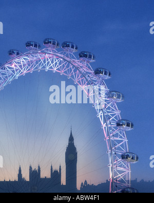 GB - LONDON: The London Eye und Big Ben (Elizabeth Tower) bei Nacht Stockfoto