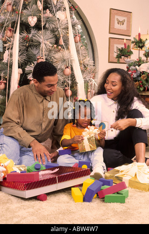 Wohlhabende schwarze Afro amerikanische Mann und Frau in den 30ern genießen Sie den Geist der Weihnachtszeit mit ihrer Tochter Stockfoto