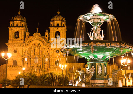 [Plaza de Armas] Brunnen und [La Compania de Jesus] Kirche beleuchtet in der Nacht, "Südamerika", Anden, Peru, Cusco (Cuzco) Stockfoto